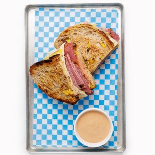 Kanapka reuben z pastrami