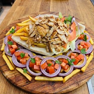 Kebab w bułce z frytkami kurczak