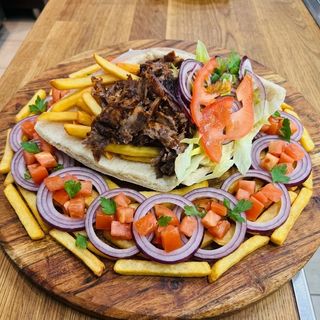 Kebab w bułce z frytkami wołowina