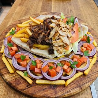 Kebab w bułce z frytkami mięso mieszane