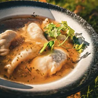 Bulion orientalny z pierożkami gyoza