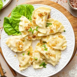 Pierogi ukraińskie ze słoniną i cebulą