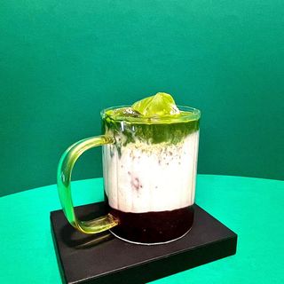 Matcha z jagodami