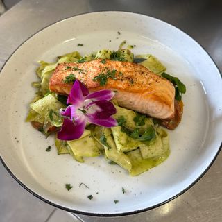 Łosoś na makaronie pappardelle