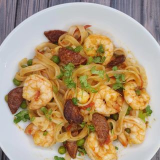 Makaron ryżowy z krewetkami, chilli, kolendra, mleko kokosowe