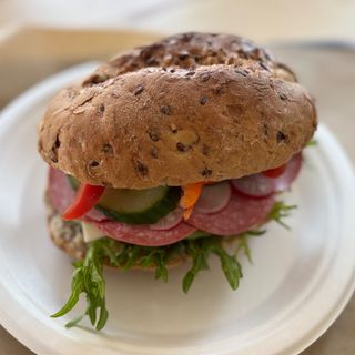 Bułka z serem, salami i świeżymi warzywami