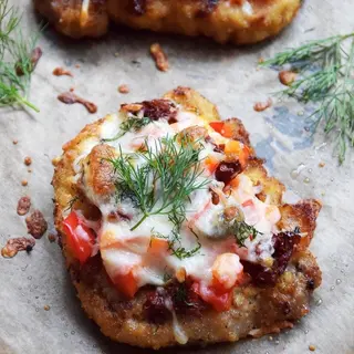 Schab zapiekany z papryką i mozarella, ziemniaki, surówka