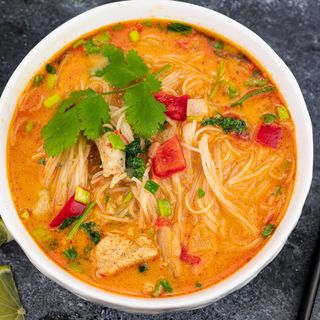Zupa tom Kha z kurczakiem i makaronem