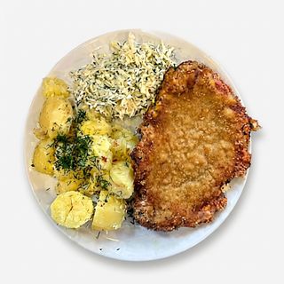 Kotlet schabowy, ziemniaki lub frytki, surówka