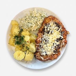 Kotlet schabowy zapiekany z pieczarkami i serem, ziemniaki lub frytki, surówka