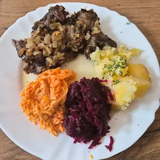 wątróbka ziemniaki surówka