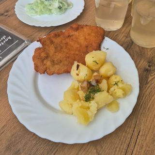 2x schabowy i2 z pierś z kurczaka ziemniaczki i surówka