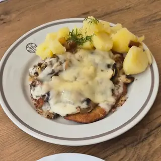 schabowy z pieczarkami i serem i ziemniaki i surówka