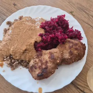 wątróbka z cebulką i dodatki