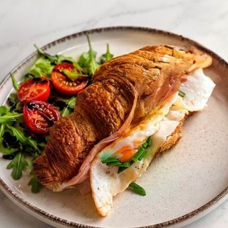 Croissant z jajkiem i szynką