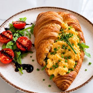 Croissant z jajecznicą
