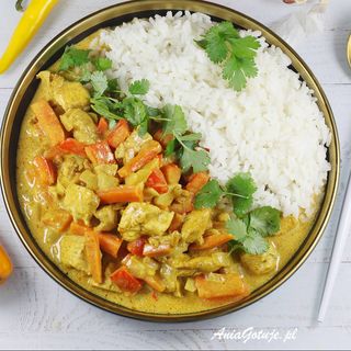 Kurczak w sosie curry z ryżem