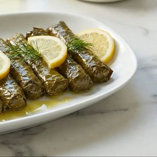 Zeytinyağlı Yaprak Sarma- Dolma z liści winogron