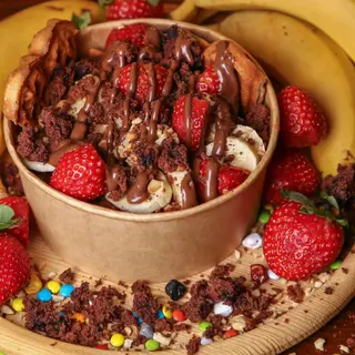 Waffle Bowl z Nutellą, Owocami i Czekoladą