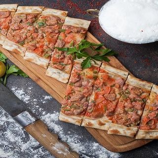 Pide z Kawałkami Mięsa Wołowego i Serem