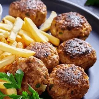 Box z Köfte i Frytkami ( Köfte Patates )
