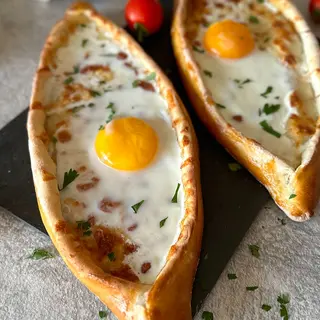 Pide z Serem i Jajkiem (Wegetariańska)
