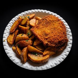Panirowany kotlet schabowy z ziemniakami wiejskimi
