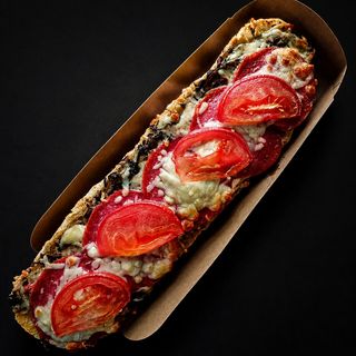 Zapiekanka z salami i pomidorem
