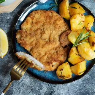 Tradycyjny kotlet schabowy + dodatek skrobiowy + surówka