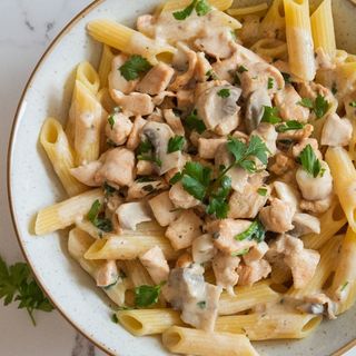 Makaron z kurczakiem w sosie pieczarkowym