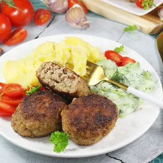 Kotlet mielony + dodatek skrobiowy + surówka