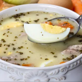 Żurek z jajkiem i kiełbasa