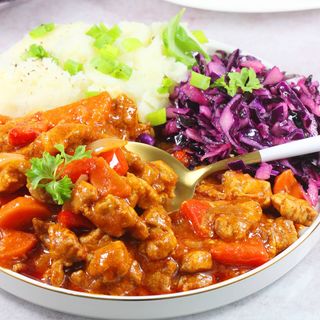 Gulasz wieprzowy + dodatek skrobiowy + surówka