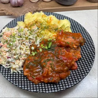 Kotlet schabowy po cygańsku + dodatek skrobiowy + surówka