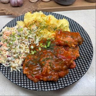 Kotlet schabowy po cygańsku + dodatek skrobiowy + surówka