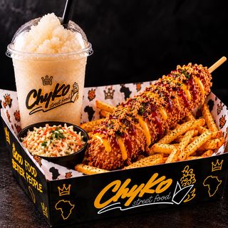Koreański Corn Dog w zestawie z frytkami, afrykańskim colesławem oraz granitą Soya Milk