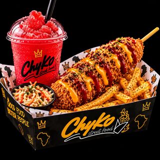 Koreański Corn Dog w zestawie z frytkami, afrykańskim colesławem oraz granita Zobo