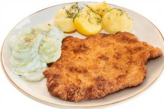 Tradycyjny kotlet schabowy bez kości z ziemniakami z wody i mizerią