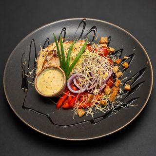 Sałatka z grillowanym kurczakiem i bekonem