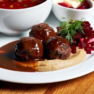 Bitki w sosie własnym, puree i buraczki