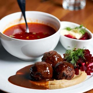Zestaw nr.1 Barszcz Ukraiński, Bitki w sosie własnym, puree i buraczki