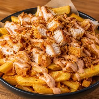 Frytki Steakowe, cząstki kurczaka, cebulką prażona, sos koktajlowy