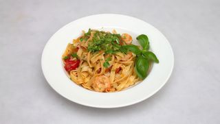 Z Krewetkami w Różowym Sosie