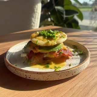 Pancakes bekon, jajko sadzone, awokado