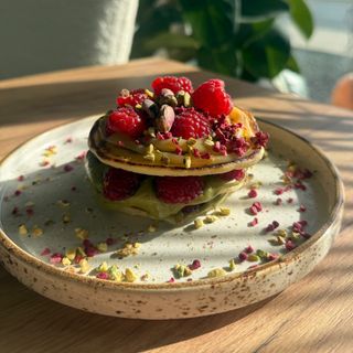 Pancakes pistacja, malina, biała czekolada