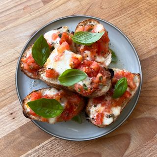 Bruschetta z pomidorami i mozzarellą (200 g)