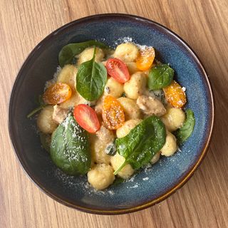 Gnocchi czosnkowe z kurczakiem i szpinakiem