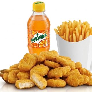 Nuggets 8 szt. + frytki 150g + napój 0,5l