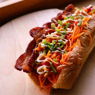 Hot dog bekonowy