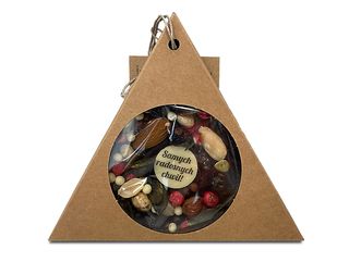 Czekoladowy medalion z orzechami i owocami